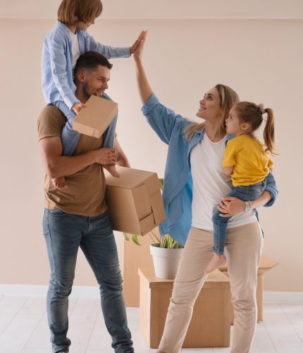 familia-feliz-com-criancas-se-movendo-em-sua-nova-casa